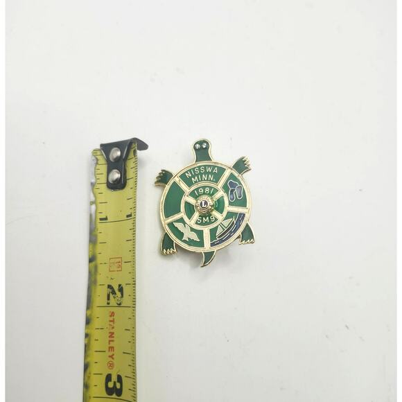 Vintage 1981 Nisswa MN Lions Club Pin 5M9 Green Turtle Shaped Enamel Lapel Badge - Picture 2 of 4